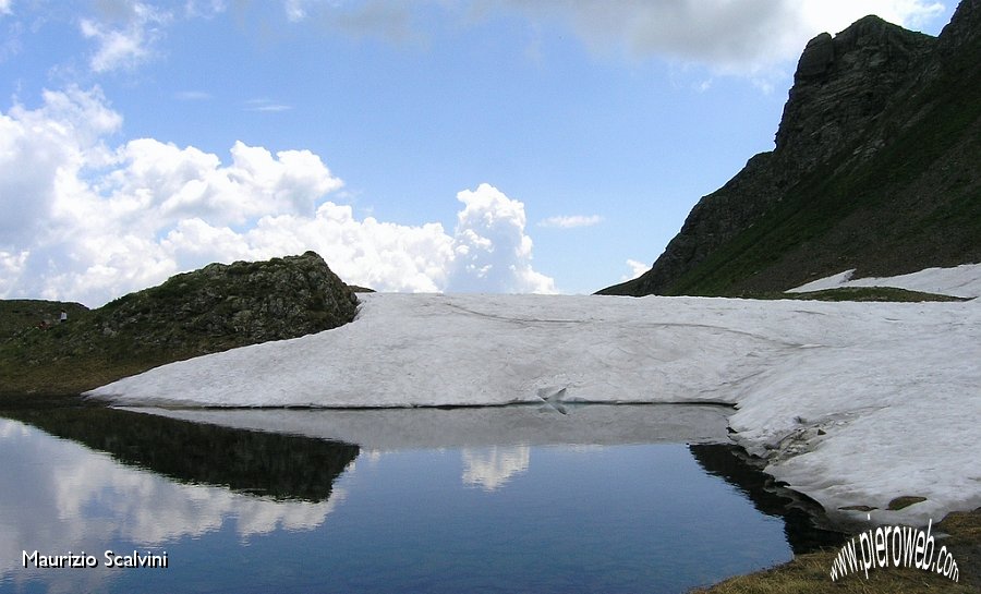32 Metri di neve coprono mezzo lago.JPG